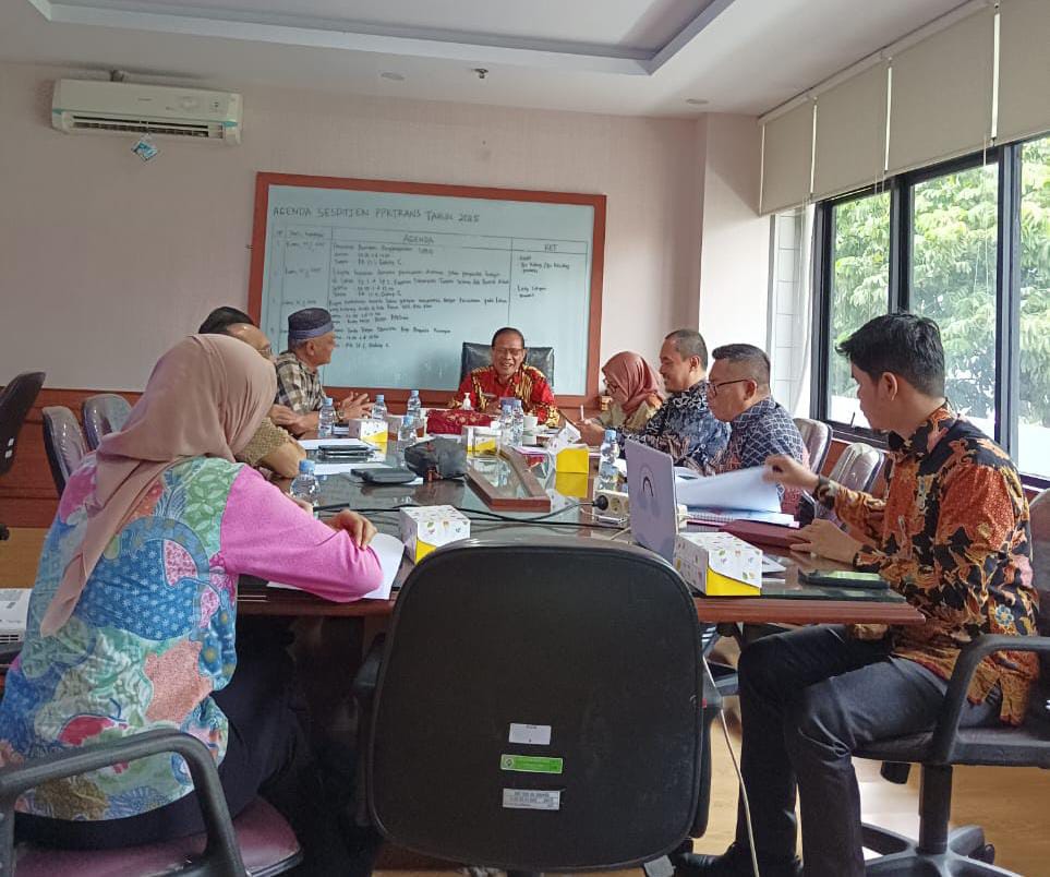 Ket foto : Tampa Hadir dalam rapat koordinasi tahap pertama di ruang Kerja Direktur Jenderal PPKT pada Kamis, 23 Februari 2025 terkait konflik Lahan HPL Transmigrasi 1500 Hektar di Rohil dengan PT. Jatim Jaya Perkasa diantaranya, Sesditjen P2KT Ir. Rajumber Prihatin, Laode M, Direktur P2KT, Krisna Andrias Dit. PSP. PSKP, DPP PATRI, Ir. H. Haspabru dan DPC PATRI di wakili Widodo, B.Sc. dan lainnya